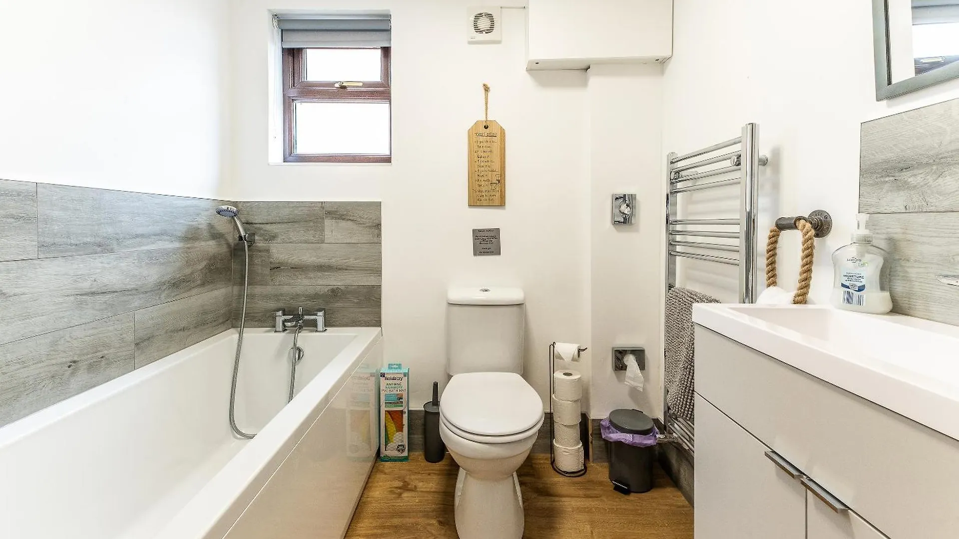 Upside Down House: Quirky Retreat Near Sherwood Forest Nottingham 0*,  United Kingdom