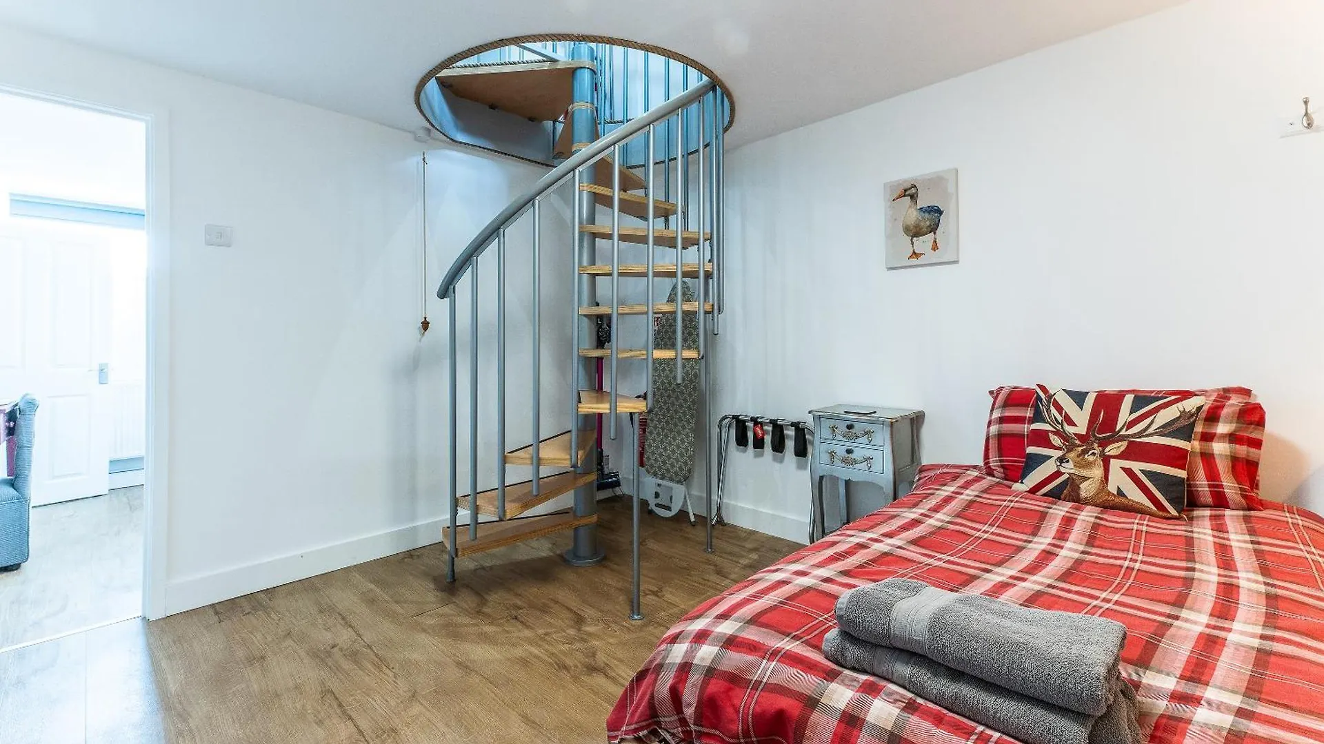 Upside Down House: Quirky Retreat Near Sherwood Forest Nottingham 0*,  United Kingdom