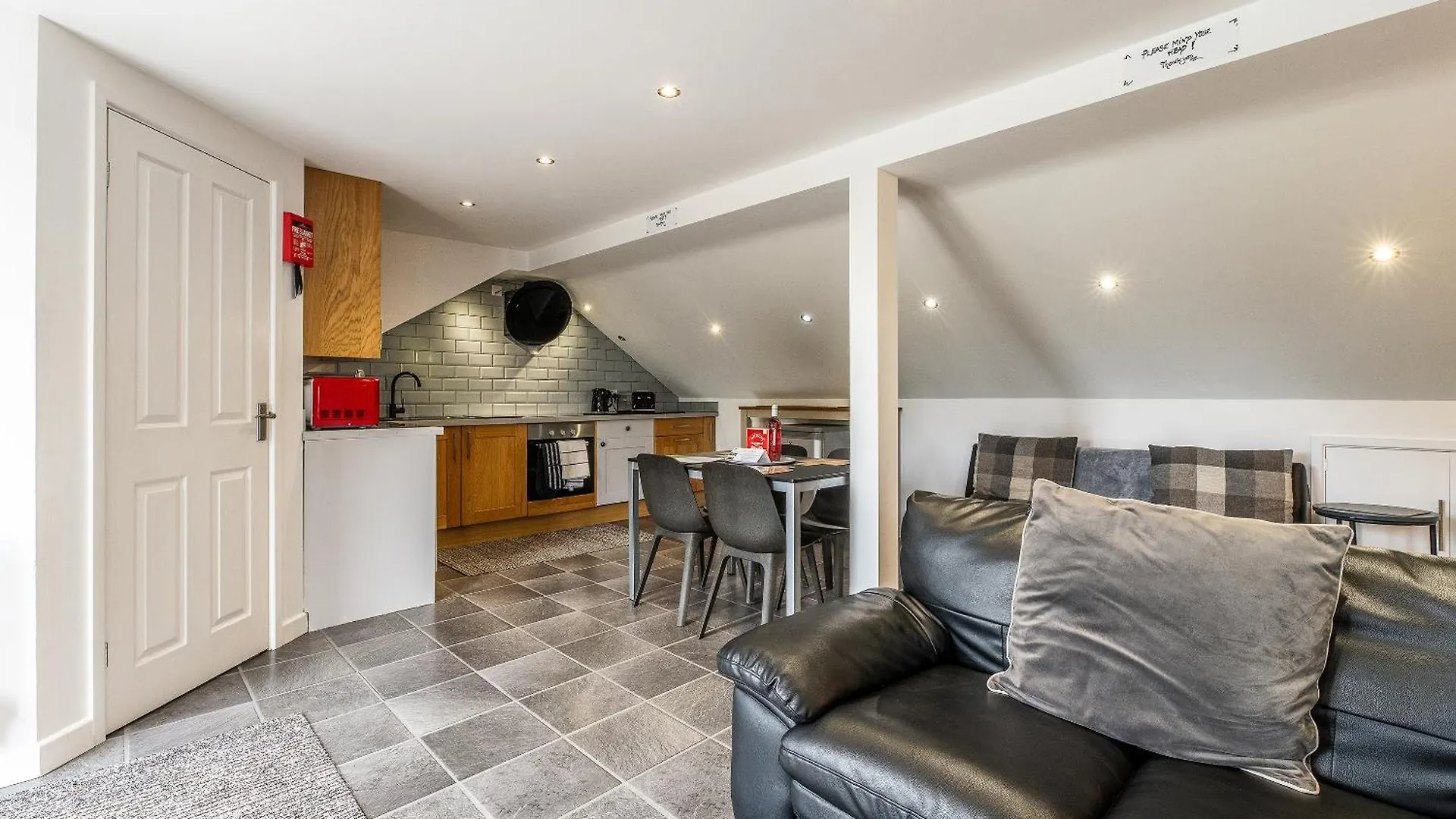 Holiday home Upside Down House: Quirky Retreat Near Sherwood Forest Nottingham