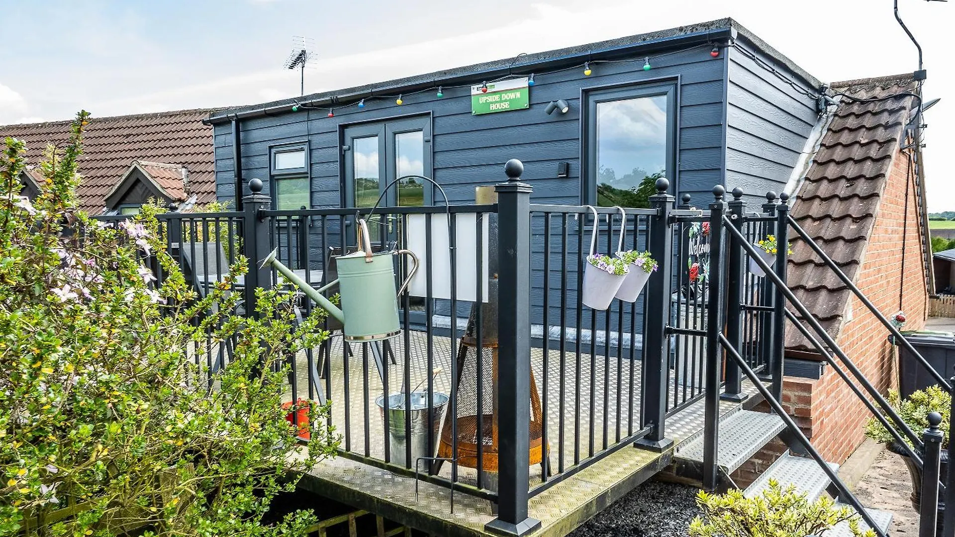 Holiday home Upside Down House: Quirky Retreat Near Sherwood Forest Nottingham